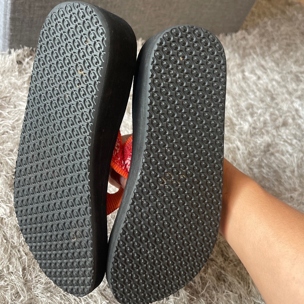 L.L. Bean Women’s Orange Slightly Wedged Flip Flops / Sandals Size 7 - Picture 5 of 5